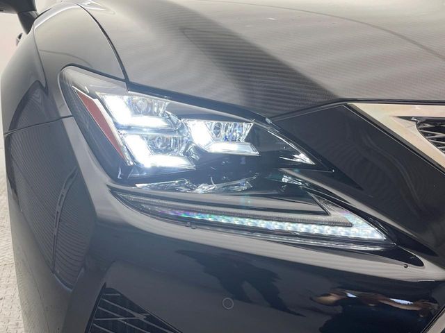 【LEDヘッドライト】悪天候や夜間走行時も良好な視界を確保し安心して運転できる高輝度LEDヘッドライトを装備！点灯速度が早く、消費電力も抑えられています。
