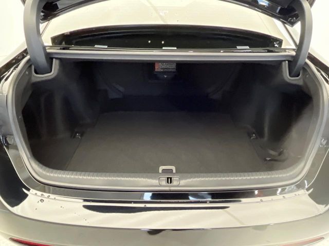 積み下ろしのしやすいデッキにはたっぷりと荷物を積み込んでいただけます。遊びから仕事まで、様々なシーンで頼れます♪