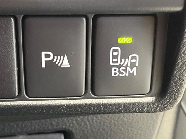 【ブラインドスポットモニター】走行中、ドアミラーの死角になりやすい箇所に後続車が接近するとサイドミラーのレンズに警告を表示！ドライバーに注意喚起をしてくれます。