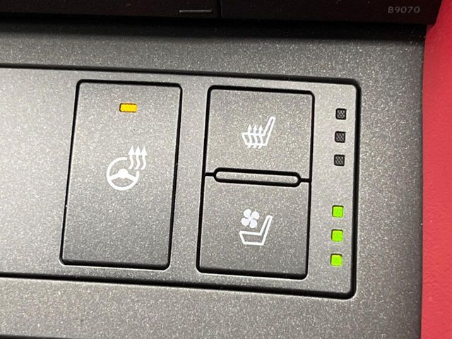 【シートベンチレーション】夏場は涼しい風でお尻や背中の熱やムレを防ぎ、冬はエアコンよりも早く温まってポカポカに！季節を問わず快適に過ごせます。