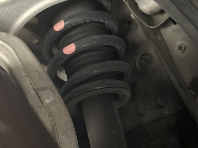 お車を安心してお乗りいただく為には、足回りの定期点検が欠かせません。サービスサポート（有償保証）では無料点検もご提供しており、安心のカーライフをお過ごしいただけるサポート体制が整っています。