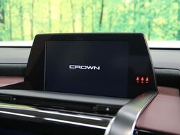 【メーカー純正ナビ】インテリアに溶け込むスタイリッシュな「専用設計」メーカーナビを装備♪視認性や操作性など基本性能にも優れ、より上質なカーライフをお楽しみいただけます。