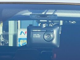 【ドライブレコーダー】安心・安全なカーライフに必須のドライブレコーダーを装備！走行中はもちろん、あおり運転や事故に遭遇した際の状況も映像で記録し、万一のリスクに備えます。