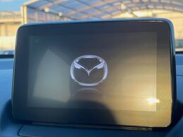 【純正ナビ】人気の純正ナビを装備しております。ナビの使いやすさはもちろん、オーディオ機能も充実！キャンプや旅行はもちろん、通勤や買い物など普段のドライブも楽しくなるはず♪