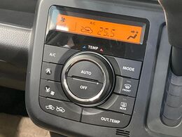 【オートエアコン】一度お好みの温度に設定すれば、車内の温度を検知し風量や温度を自動で調整。暑い…寒い…と何度もスイッチ操作をする必要はありません。快適な車内空間には必須の機能ですね♪