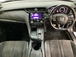 車内は光触媒抗菌消臭施工済です。インパネ周りはスタイリッシュなデザインで機能や装備も充実しています。グローブボックスやカップホルダーのほかにトレーなどたくさんの収納スペースが付いています。