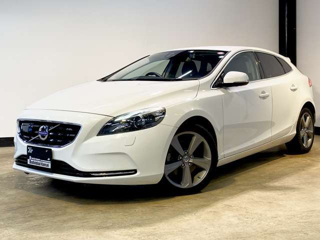 ●エントリーモデルとして人気のV40が入荷しました♪アイスホワイトにマストアイテムのナビパッケージ、高度ドライバー支援装備が備わった人気の組合せです♪1オーナー＆禁煙車で大変程度の良いお車です♪