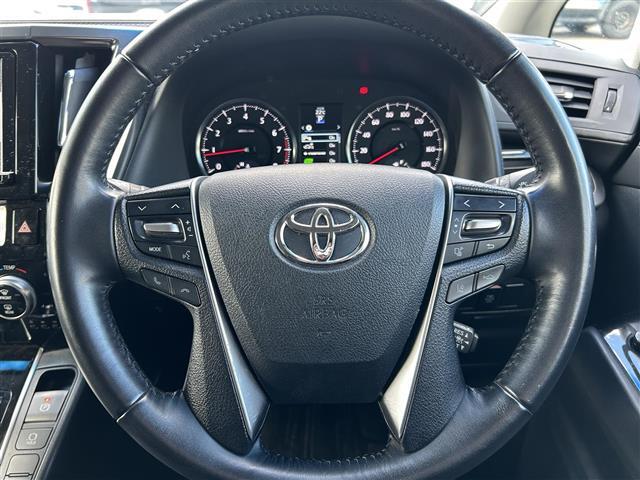 【ステアリング】スタイリッシュな見た目で、ドライブも楽しくなりますね♪