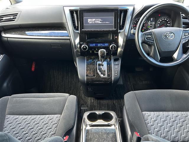 【前席全体】シンプルかつ機能的な内装です。