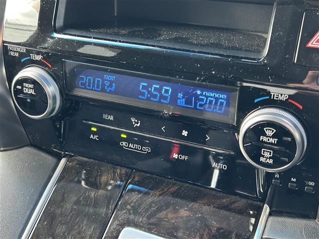 運転席周りのスイッチ類になります。様々な装備がついておりますので、ご不明な点があれば、いつでもお問い合わせお待ちしております。