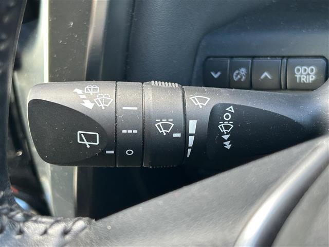 運転席周りのスイッチ類になります。様々な装備がついておりますので、ご不明な点があれば、いつでもお問い合わせお待ちしております。