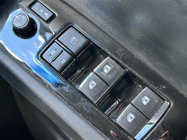 【パワーウインドウ】窓はボタンひとつで楽々開閉♪