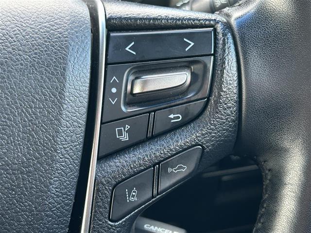 運転席周りのスイッチ類になります。様々な装備がついておりますので、ご不明な点があれば、いつでもお問い合わせお待ちしております。