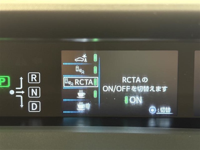 【リヤクロストラフィックアラート】後方を横切る車両を検知し、ミラーインジケーターの点滅とブザー音で後退時の安全確認をサポート！