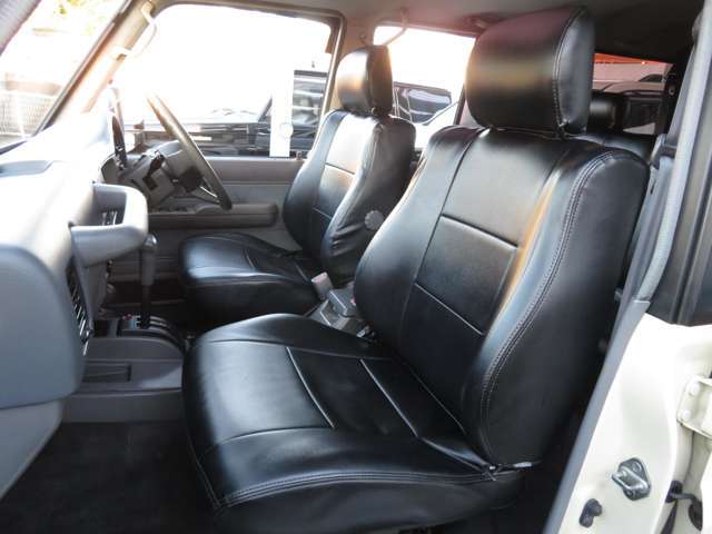 助手席もシートカバーを付けています！車種専用設計なのでフィッティングもバッチリです☆合皮なので水拭きもOKですよ♪