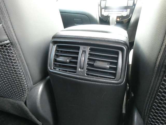 後席も快適装備のエアコン吹き出し口