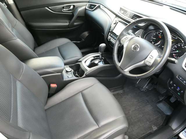 運転席もゆったりとお座り頂けます。