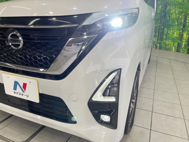 【LEDヘッドライト】悪天候や夜間走行時も良好な視界を確保し安心して運転できる高輝度LEDヘッドライトを装備！点灯速度が早く、消費電力も抑えられています。