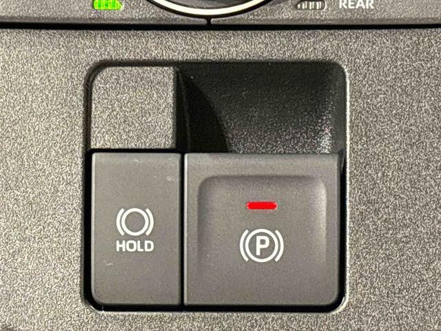 指先だけで簡単に操作が可能な電動パーキングブレーキを採用。「HOLD」スイッチを押すと、渋滞や信号待ちなどでブレーキペダルから足を離しても、ブレーキを保持するので安心です