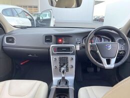 ディーゼルエンジン搭載車輛V60が入庫しました！走り出し加速の力強さはドライブも楽しくなることでしょう♪追従機能やパドルシフトなども装備しております！是非ご覧にお越しください音峰