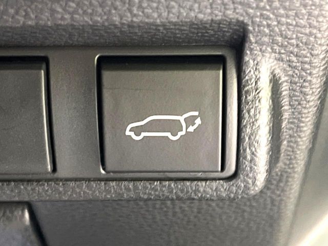 【パワーバックドア】スマートキーや運転席のボタンを押すだけでリアゲートが自動で開閉します！荷物を持っている時や、高い位置にあるバックドアを閉める際に便利な機能です♪