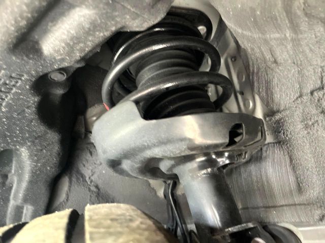 お車を安心してお乗りいただく為には、足回りの定期点検が欠かせません。サービスサポート（有償保証）では無料点検もご提供しており、安心のカーライフをお過ごしいただけるサポート体制が整っています。