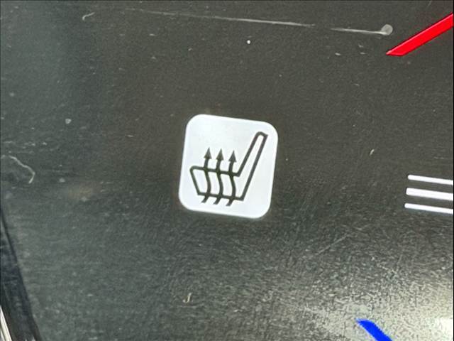 【シートヒーター】寒い日に重宝するシートヒーター！エアコンより早く温まってくれるので寒がりの人も安心ですね♪エアコンの温風は乾燥するから苦手、という方にもをおすすめです。