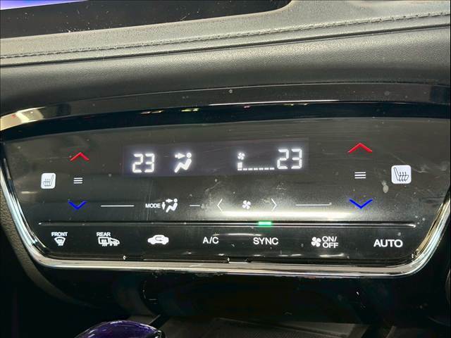 【オートエアコン】一度お好みの温度に設定すれば、車内の温度を検知し風量や温度を自動で調整。暑い…寒い…と何度もスイッチ操作をする必要はありません。快適な車内空間には必須の機能ですね♪