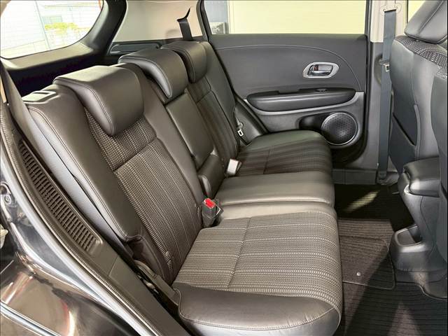 後部座席も気になるようなキズ・汚れやへたり等、大きなダメージはなく、良好な状態です。