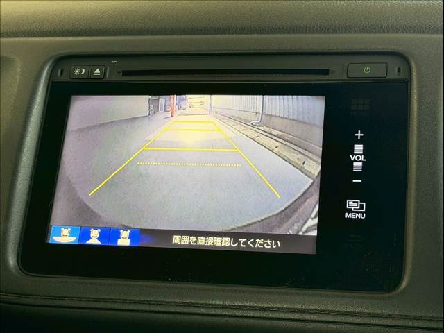 【バックカメラ】駐車時に後方がリアルタイム映像で確認できます。大型商業施設や立体駐車場での駐車時や、夜間のバック時に大活躍！運転スキルに関わらず、今や必須となった装備のひとつです！