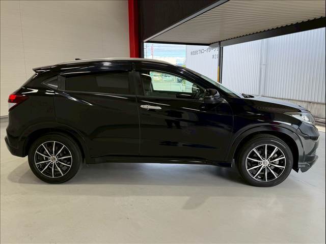 お車ご成約時の付帯率は驚きの90％OVER。アクション1自慢のスーパーガラスコーティング。見違えるほどの輝きを放ち、納車後のメンテナンスも楽々。是非一度お試し下さい。