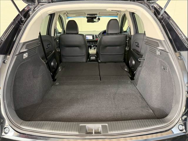 ラゲッジルームは、大容量のスペースを確保。普段のお買い物からレジャーまで、幅広く活躍してくれます！また、リアシートを倒すことでバリエーション豊かにお使いいただけます。