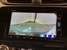 リバースギアに入れるだけで後方の表示へ切り替わります。夜間や雨の日の駐車も楽になりますよ。