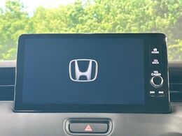 【メーカー純正ナビ】インテリアに溶け込むスタイリッシュな「専用設計」メーカーナビを装備♪視認性や操作性など基本性能にも優れ、より上質なカーライフをお楽しみいただけます。