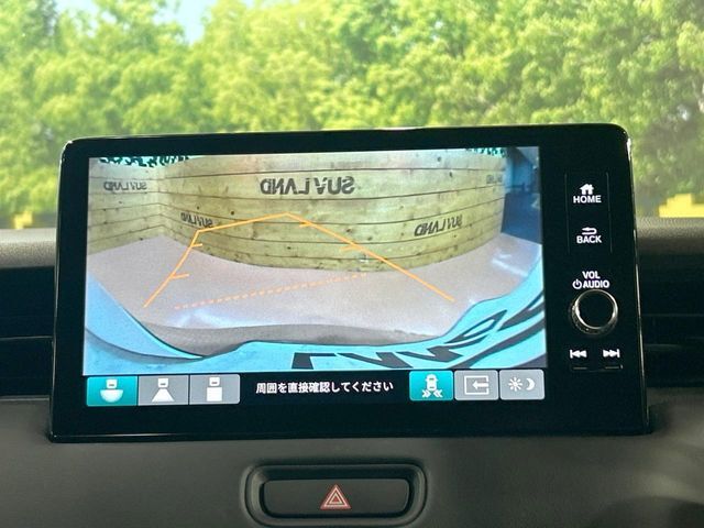 【バックカメラ】駐車時に後方がリアルタイム映像で確認できます。大型商業施設や立体駐車場での駐車時や、夜間のバック時に大活躍！運転スキルに関わらず、今や必須となった装備のひとつです！