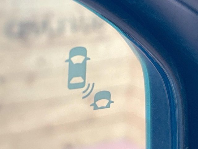 【ブラインドスポットインフォメーション】走行中、ドアミラーの死角になりやすい箇所に後続車が接近するとサイドミラー付近に警告を表示、ドライバーに注意喚起をしてくれます。