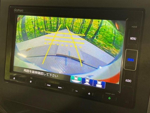 【バックカメラ】駐車時に後方がリアルタイム映像で確認できます。大型商業施設や立体駐車場での駐車時や、夜間のバック時に大活躍！運転スキルに関わらず、今や必須となった装備のひとつです！