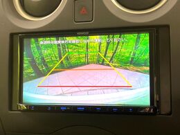 【バックカメラ】駐車時に後方がリアルタイム映像で確認できます。大型商業施設や立体駐車場での駐車時や、夜間のバック時に大活躍！運転スキルに関わらず、今や必須となった装備のひとつです！