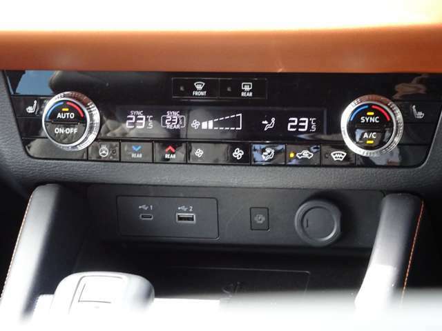 3ゾーン独立温度コントロール式フルオートエアコン！！運転席、助手席、後席それぞれで温度設定が可能！！
