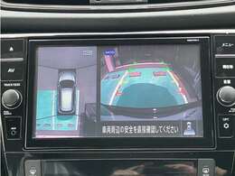 移動物検知機能付きアラウンドビューモニターが駐停車時に真上から見た車全体の様子をナビの画面で表示してくれます