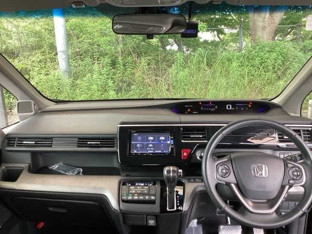 フロントガラスが大きく、ワイドな視界で運転もしやすくなるように、設計されています。