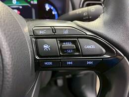 【レーダークルーズコントロール】追従型クルーズコントロールは、レーダーやビデオカメラが前方の車の状況を検知し、状況に合わせます。