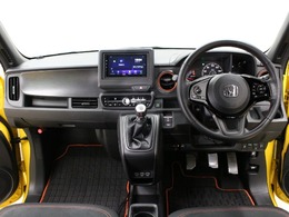 シンプルでスタイリッシュなインパネ周りです！飽きのこないデザインです。