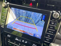 【バックカメラ】駐車時に後方がリアルタイム映像で確認できます。大型商業施設や立体駐車場での駐車時や、夜間のバック時に大活躍！運転スキルに関わらず、今や必須となった装備のひとつです！