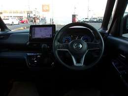 運転席シートリフター付です。お好みの高さに調整ができますね。
