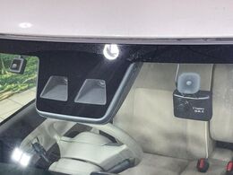 【スマートアシスト】走行中に前方の車両等を認識し、衝突しそうな時は警報とブレーキで衝突回避と被害軽減をアシスト。より安全にドライブをお楽しみいただけます。