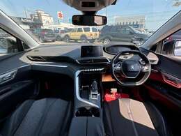 【室内】コックピット。車内もキレイで嫌な臭いもありません！ご納車後の臭いが付きにくくなる「空気触媒コーティング」もあります。