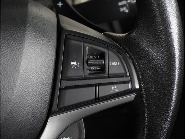 【アダプティブクルーズコントロール】ステアリングのスイッチを操作するとミリ波レーダーで先行車との距離を測定。設定を適切に保ちながら加速・減速、さらに停止まで自動に追従します。