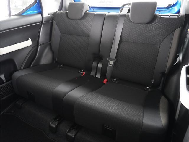 【後部座席】膝まわりや足元にゆとりのスペースを確保した後席。週末の遠出の際にも、ゆったりとした姿勢で快適に過ごせます。