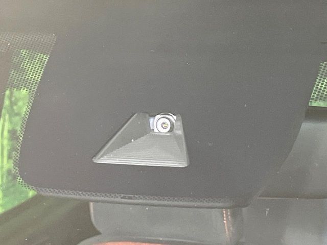 【ホンダセンシング】走行中に前方の車両等を認識し、衝突しそうな時は警報とブレーキで衝突回避と被害軽減をアシスト。より安全にドライブをお楽しみいただけます。